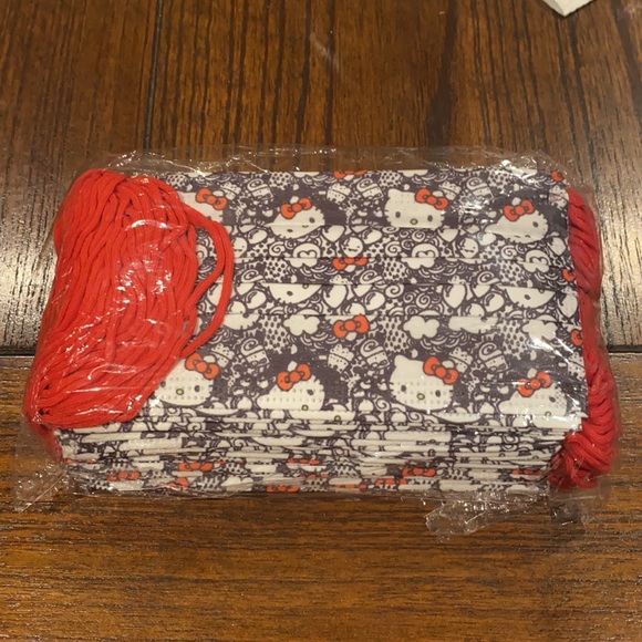 50 Pack of Hello Kitty Disposable Face Masks - Picture 3 of 3